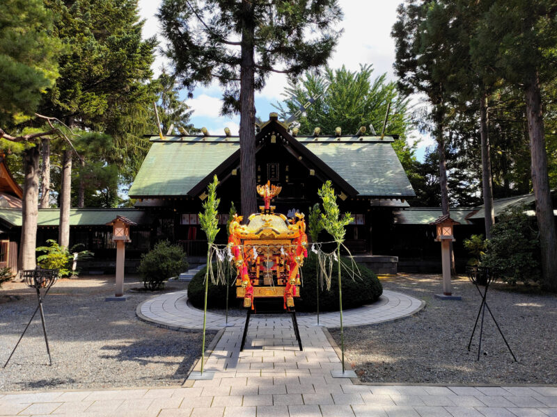 琴似神社拝殿前に置かれた神輿