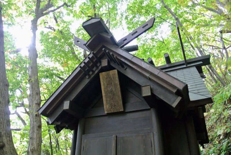 上山鼻神社の社殿の扁額