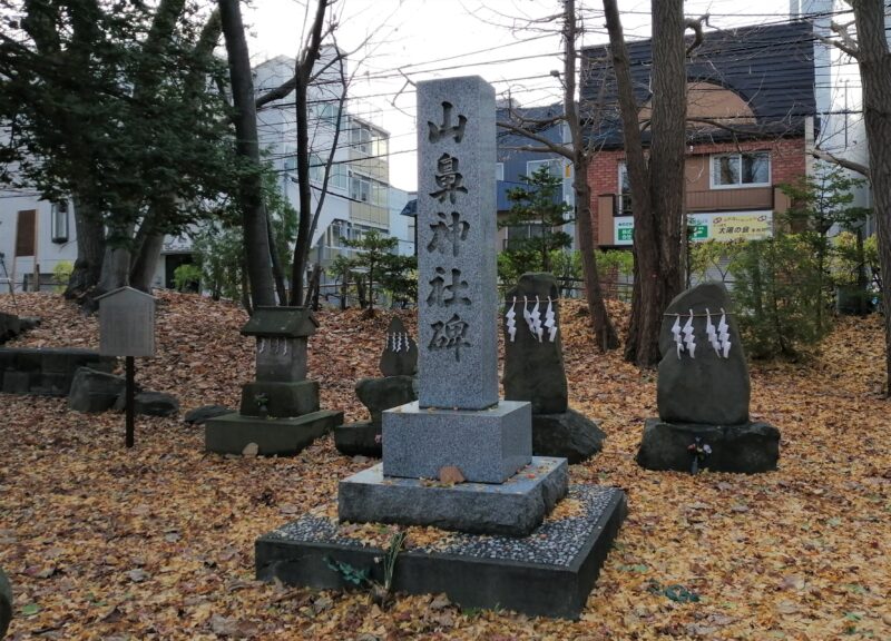 札幌護国神社の山鼻神社関連の石碑群