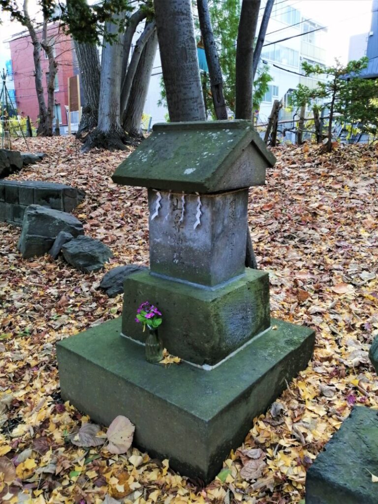 社殿の形を模した札幌護国神社の山鼻神社碑