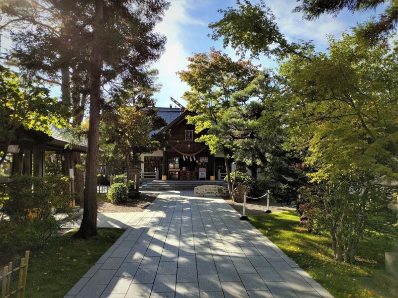 西野神社の参道と社殿