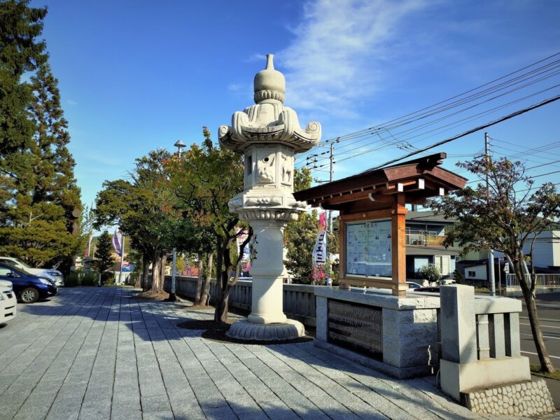 西野神社入り口の石灯籠