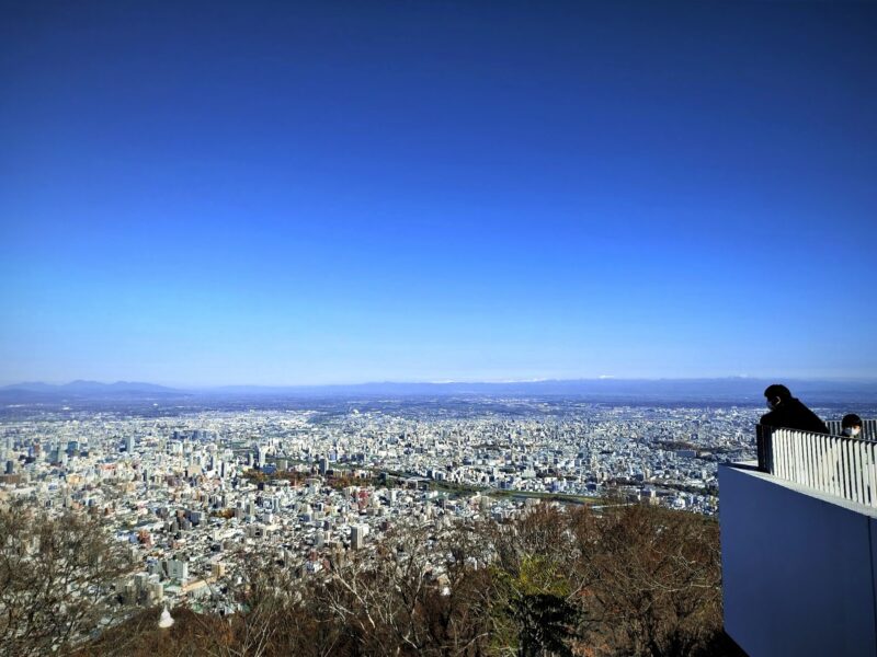 藻岩山展望台から札幌市を一望する