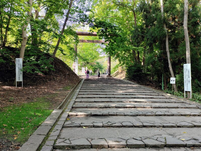 円山公園から北海道神宮へ向かう階段