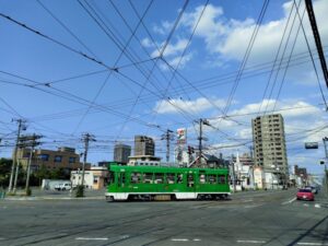 中央図書館前から電車事業所前に向かう市電