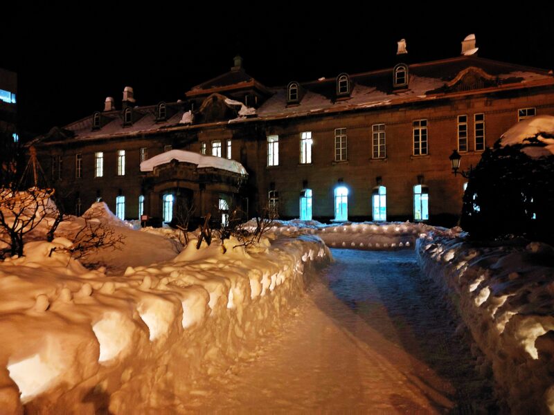 スノーキャンドルに照らされた夜の札幌市資料館