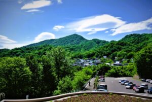 旭山記念公園から見た藻岩山