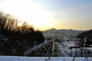 宮丘公園から見た北１条・宮の沢通（冬）