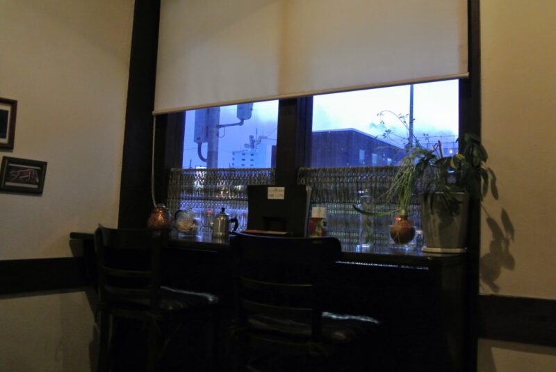 ロシア料理＆カフェ ペチカの窓側席