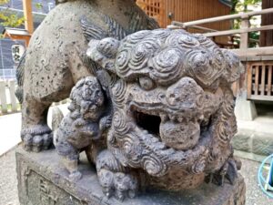 北海道神宮頓宮の狛犬(春から秋)