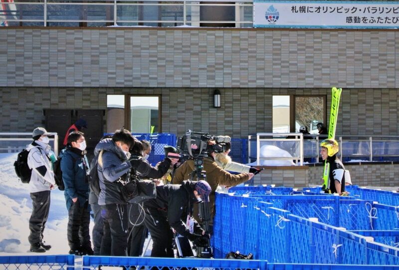 大倉山ジャンプ競技場で取材を受ける葛西紀明選手