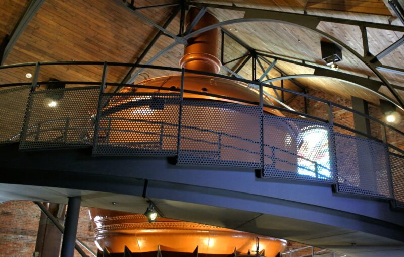 サッポロビール博物館の煮沸釜と螺旋階段