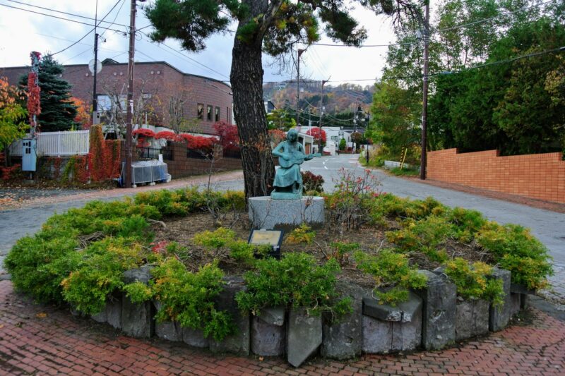 本郷新記念札幌彫刻美術館付近の三叉路に設置されている「奏でる乙女」像