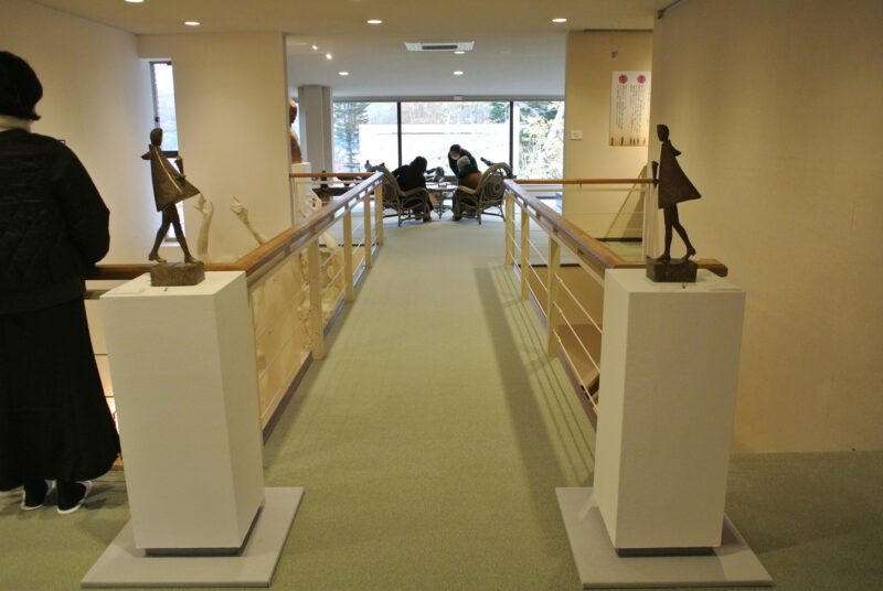 本郷新記念札幌彫刻美術館で展示された「花束」の小型ブロンズ像