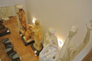 本郷新の野外彫刻の石膏模型を上から見下ろす