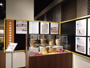 札幌市埋蔵文化財センターの令和7年度発掘調査成果速報展のようす