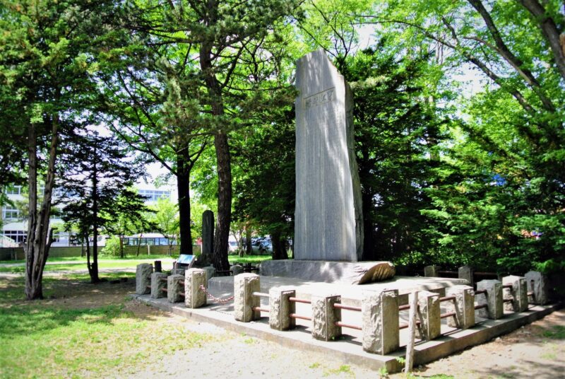 新琴似神社境内の新琴似兵村記念碑
