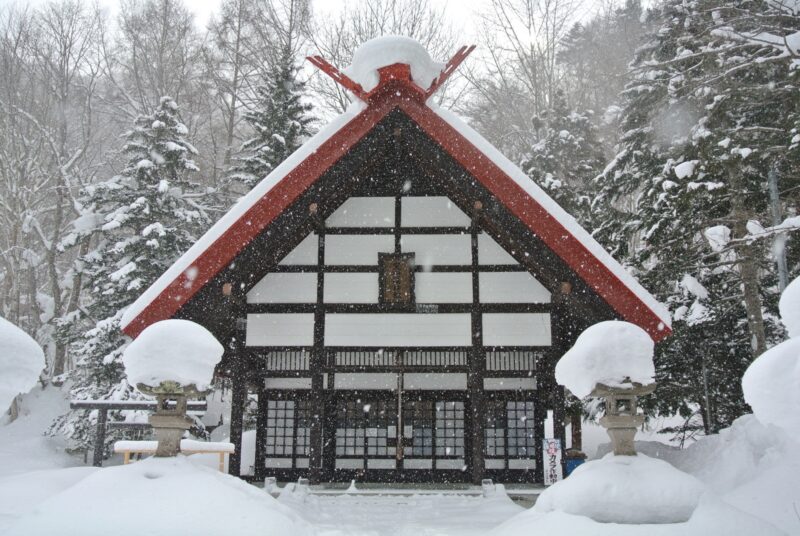 雪の定山渓神社本殿