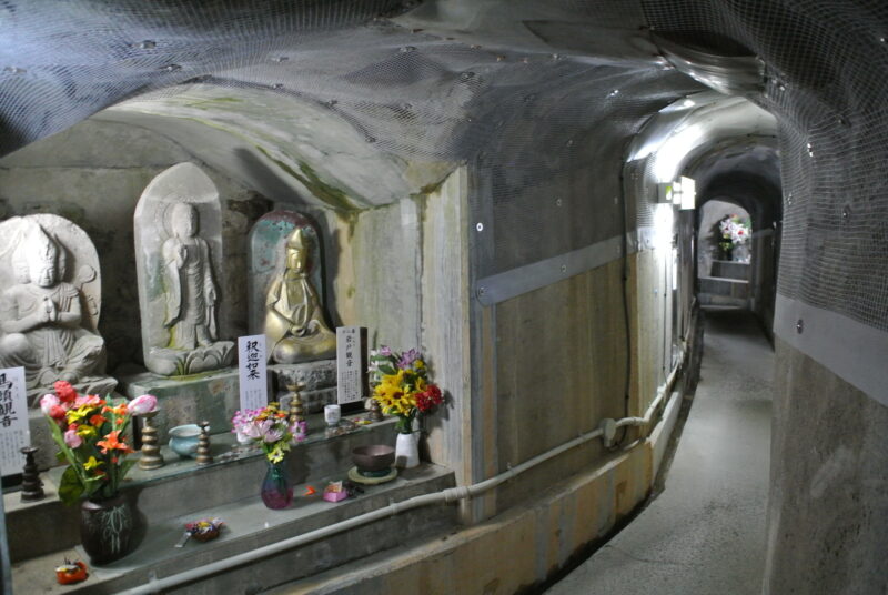 岩戸観音堂の洞窟内部