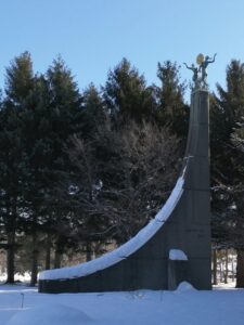 彫刻「雪華の舞」(作・本郷新)