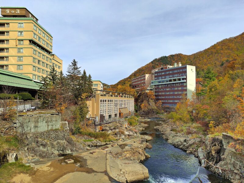 秋の定山渓温泉街