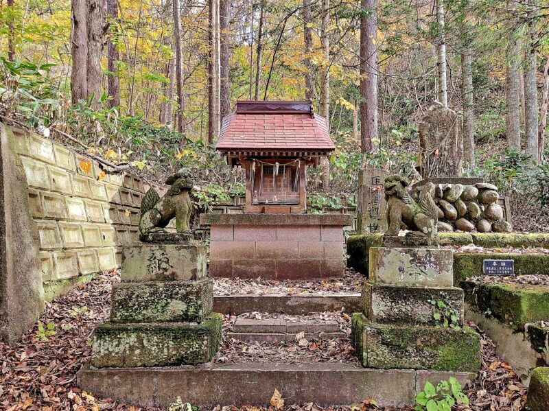 定山渓神社の祠と馬魂碑・馬頭観世音碑