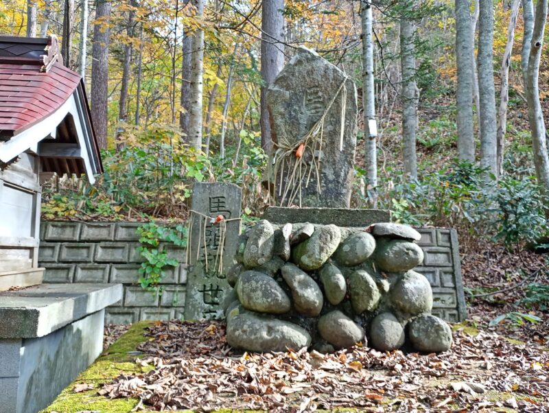 定山渓神社の馬魂碑と馬頭観世音碑