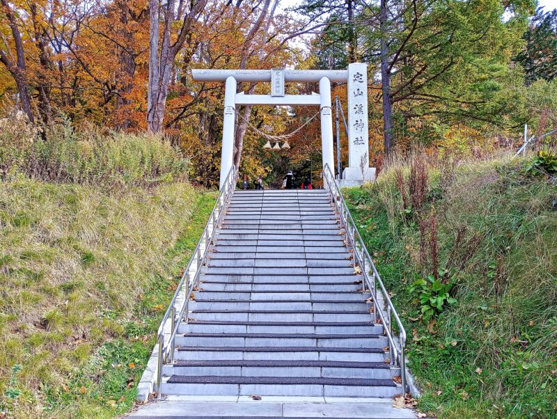 定山渓神社の鳥居と社号標