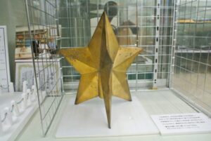 屯田兵記念塔の先に据え付けられていた五芒星