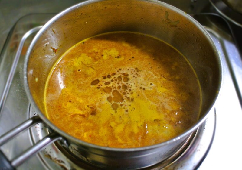 水とラーメンスープを入れて沸騰したら完成