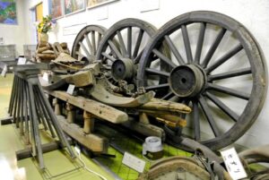 平岸郷土資料館に展示されている馬具や農具