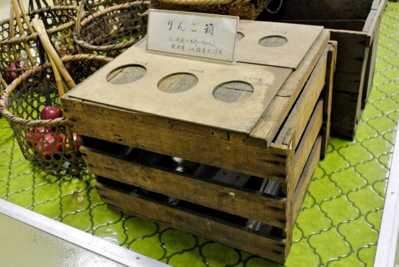 平岸郷土資料館に展示されているリンゴ箱