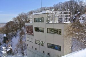 大倉山ジャンプ競技場の審判塔