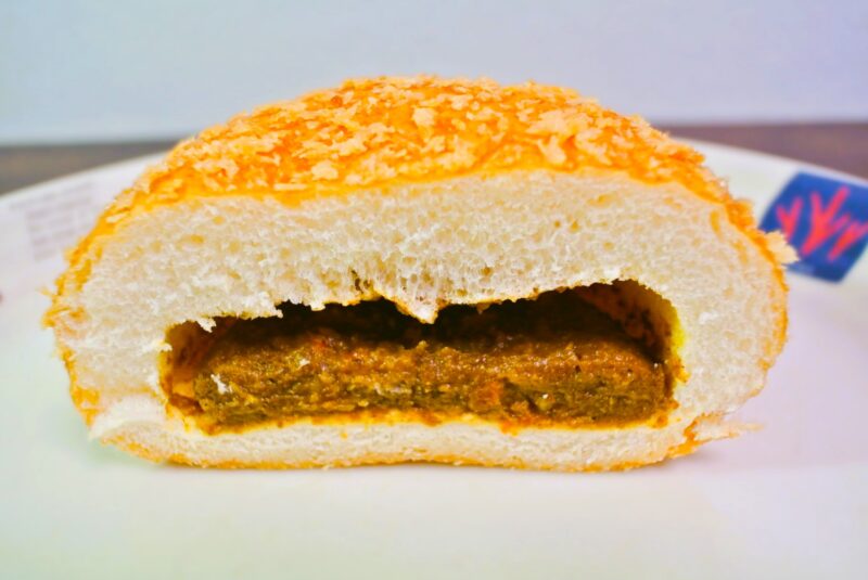 山崎製パンのカレーパンポーク（断面）