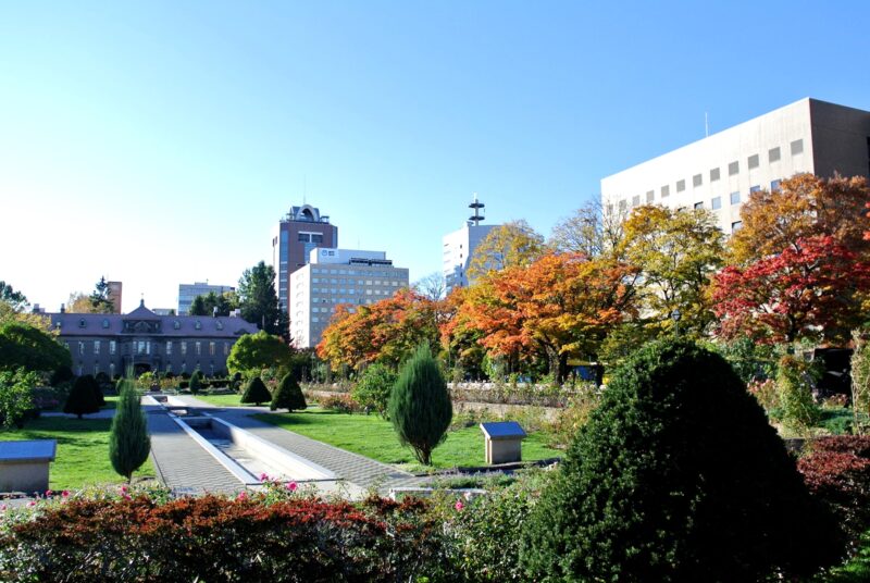 札幌市資料館と初秋の大通公園