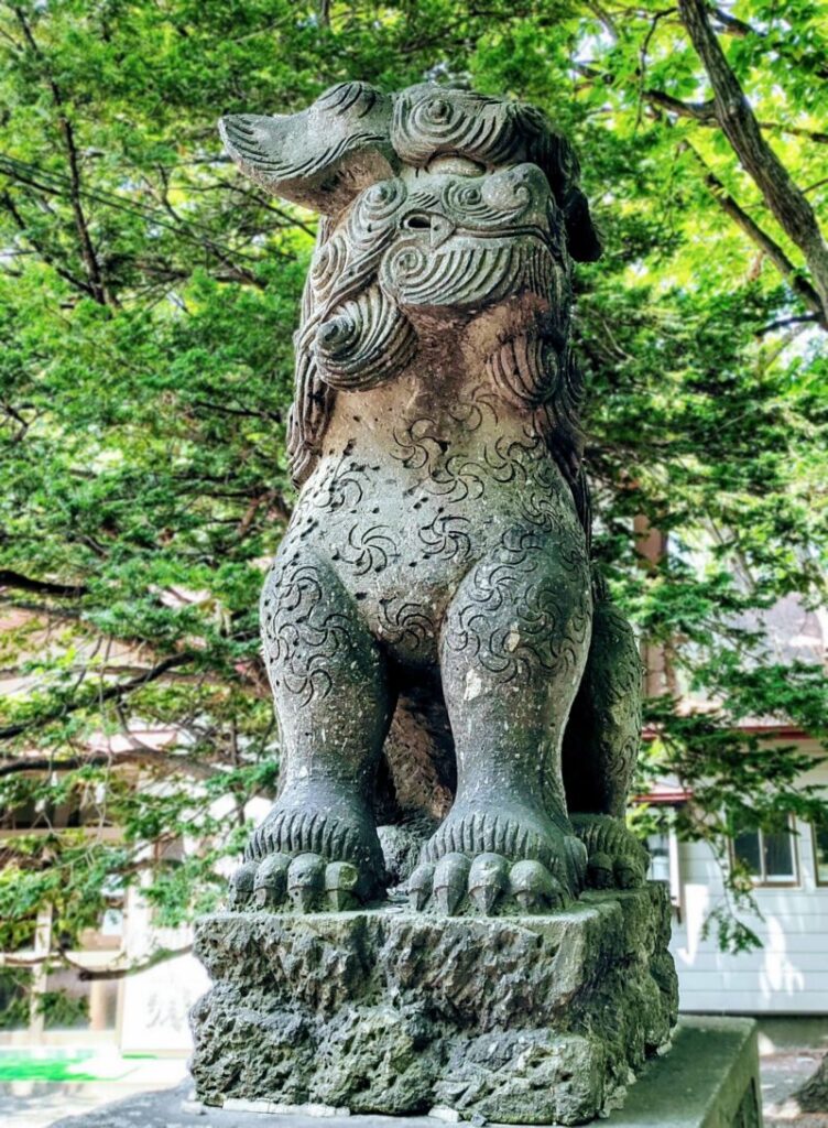 札幌軟石で作られた相馬神社の狛犬