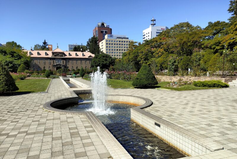札幌市資料館と大通公園の噴水
