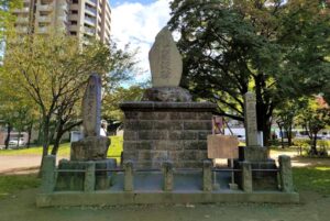 山鼻公園の山鼻兵村開設碑