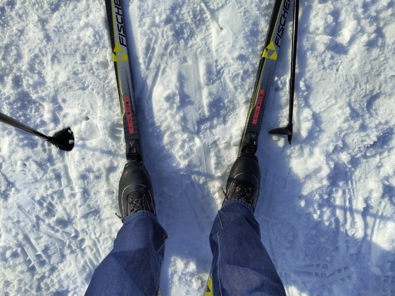 ノルディックスキーに初挑戦する筆者の足元