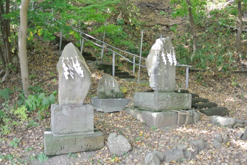 上山鼻神社の3つの石碑