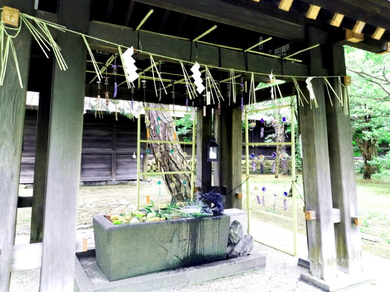 風鈴が飾られた夏の札幌護国神社の手水舎