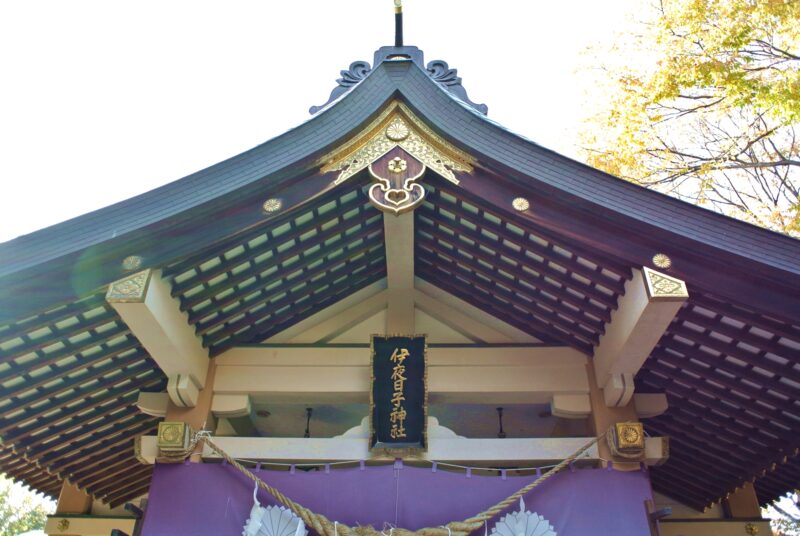 弥彦神社の社殿の扁額