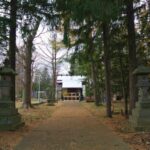花岡神社の社殿と参道