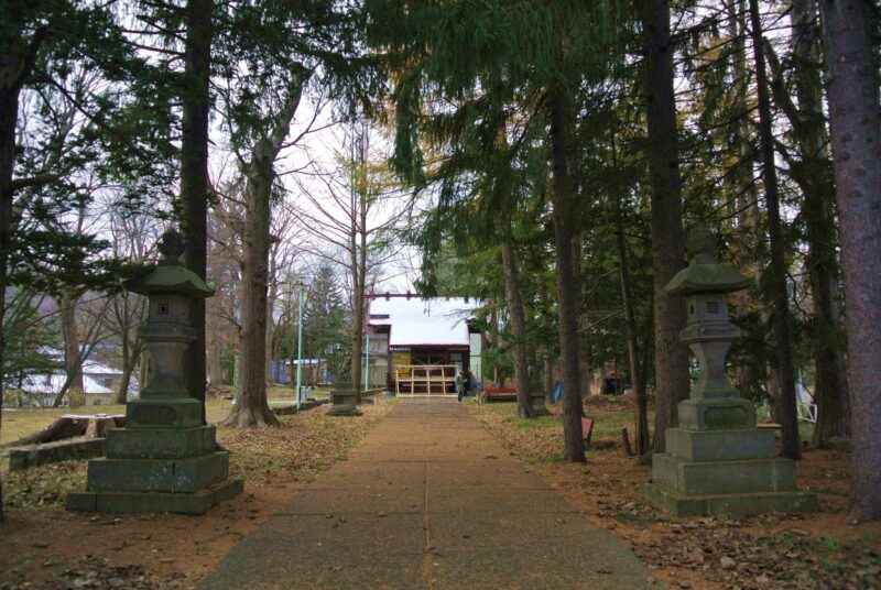 花岡神社の参道と本殿
