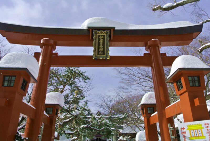 冬の彌彦神社の第一鳥居