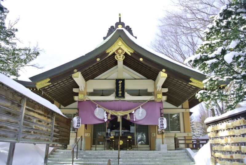冬の彌彦神社の社殿