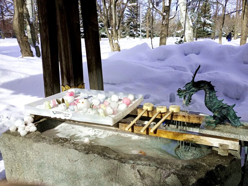 雪うさぎが飾られた冬の彌彦神社の手水舎