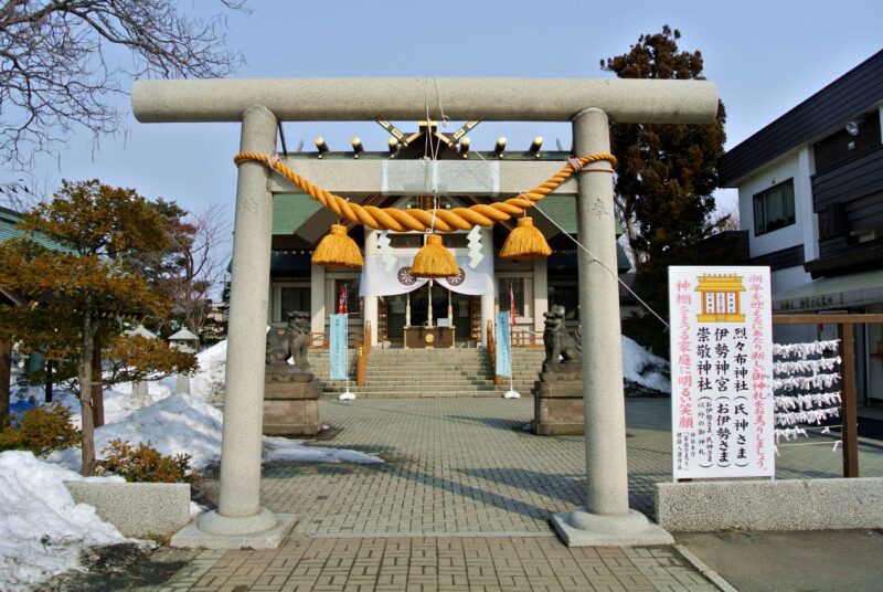 烈々布神社の第二鳥居と社殿