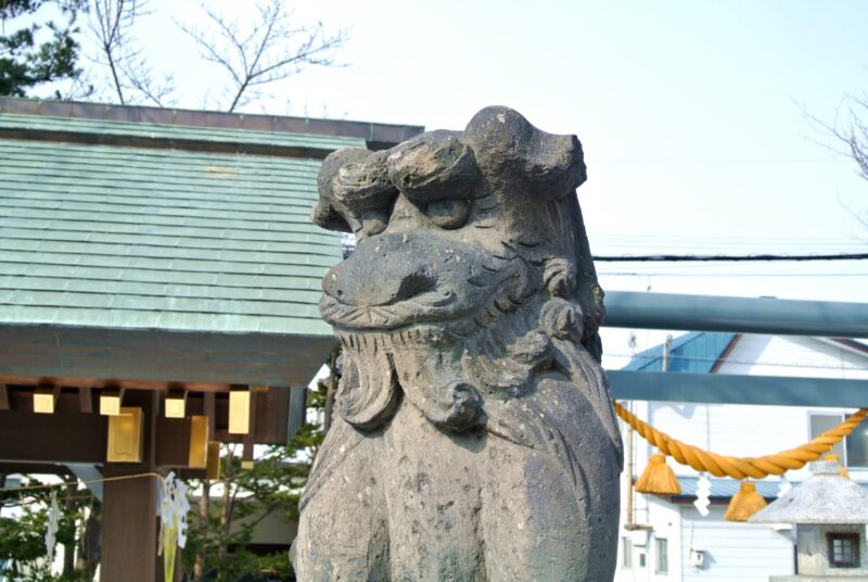 烈々布神社の狛犬（吽形）の上半身