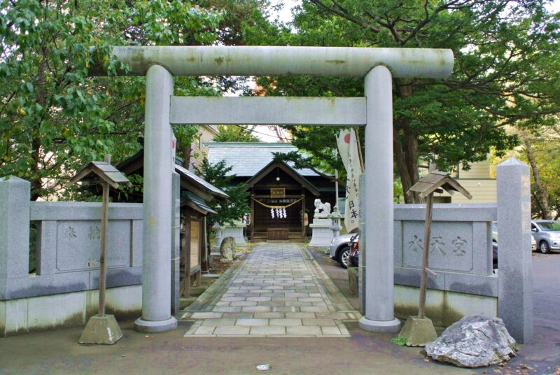 水天宮（札幌水天宮）の鳥居と参道、社殿